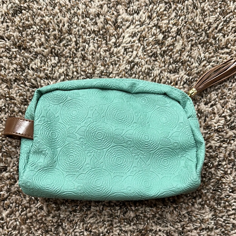 Elegant Green Textured Women's Essential Oil Bag